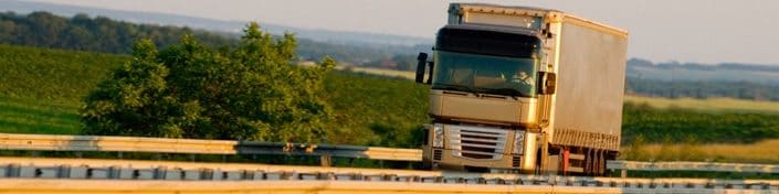 Poids lourd sur autoroute sur fond de paysage champêtre