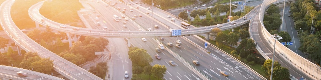 Des voitures circulant sur une infrastructure d’autoroute complexe, avec des ponts et des tunnels