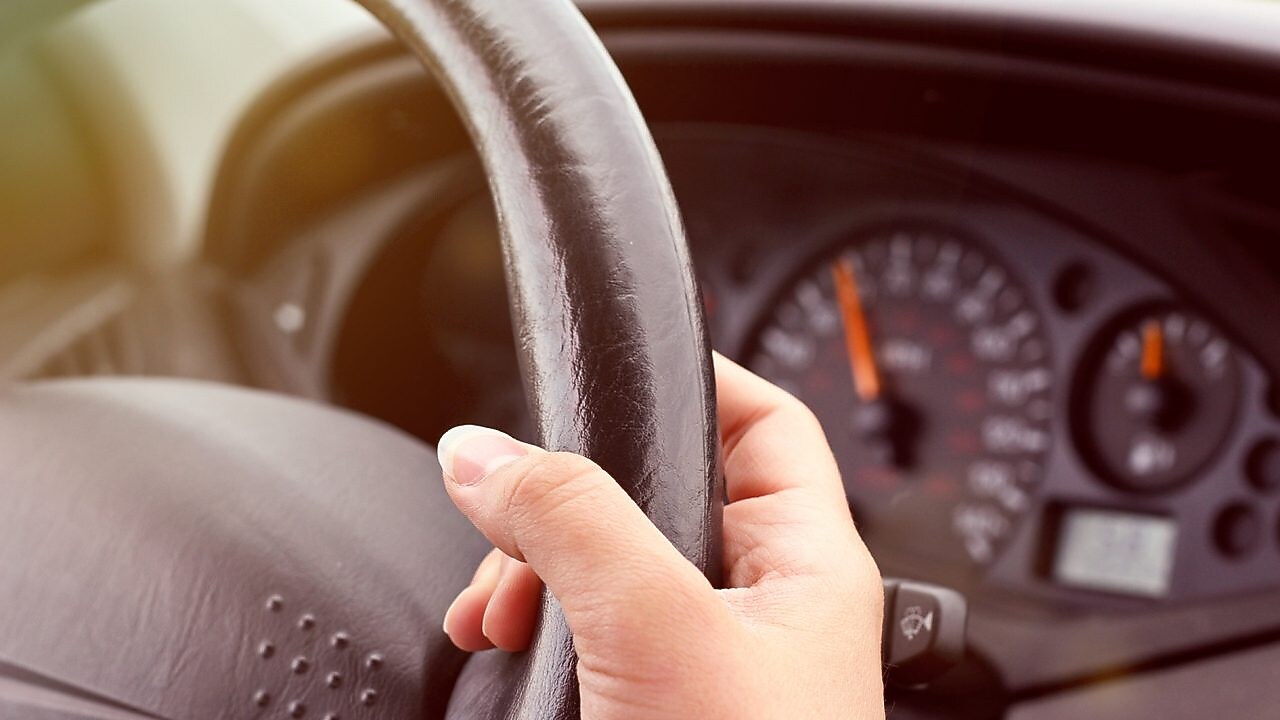 Une main sur un volant