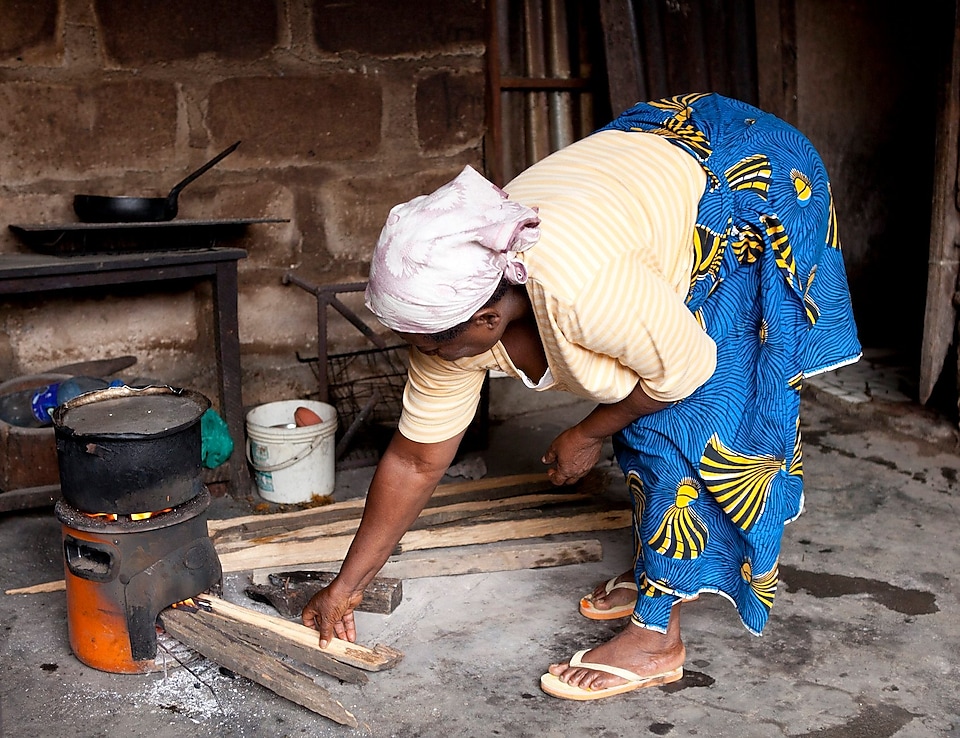 Femme cuisinant sur un réchaud à bois au Nigéria