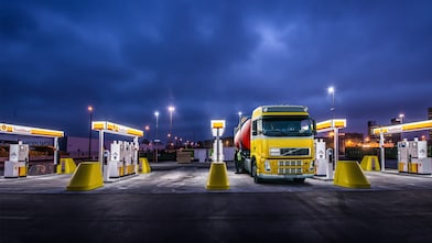 Shell station in België bij avond