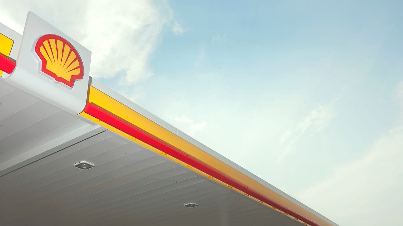 Het schelpvormige logo van Shell op een verkooppunt