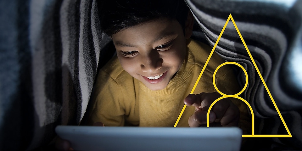 Foto van een jongetje dat op een tablet kijkt met daarop de omtrek van het icoon voor Levens verbeteren