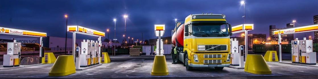 Shell station in België bij avond