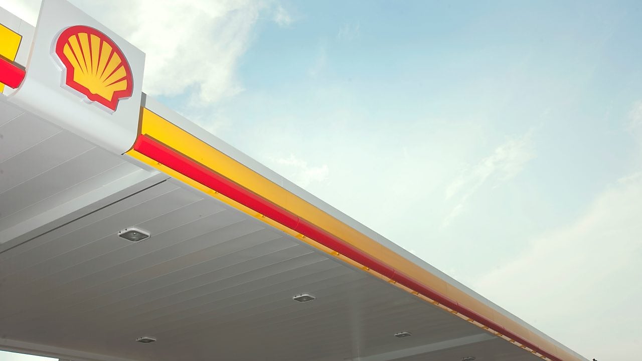 Het schelpvormige logo van Shell op een verkooppunt