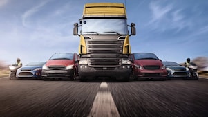 Auto's en vrachtwagens in de rij op de weg