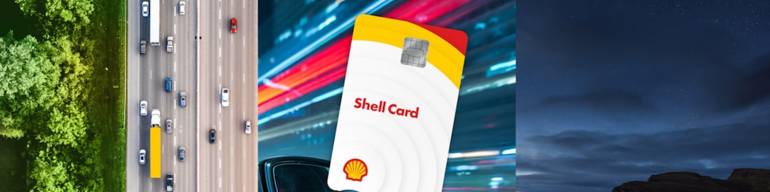 Vue aérienne de l’autoroute, rétroviseur dans la voiture et traînée lumineuse de nuit.