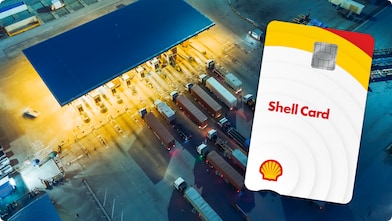 Vrachtwagens bij tolhuisjes 's nachts, van bovenaf