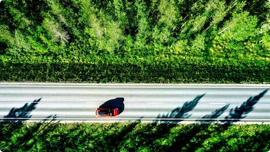 Voertuig op een snelweg die van bovenaf wordt gezien