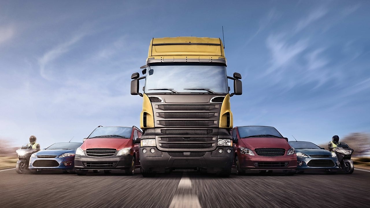 Auto's en vrachtwagens in de rij op de weg