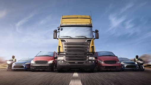 Auto's en vrachtwagens in de rij op de weg