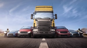 Auto's en vrachtwagens in de rij op de weg