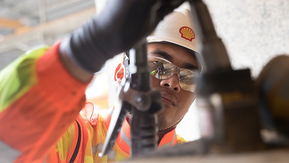 Shell Lubricants expert smeert industriële apparatuur