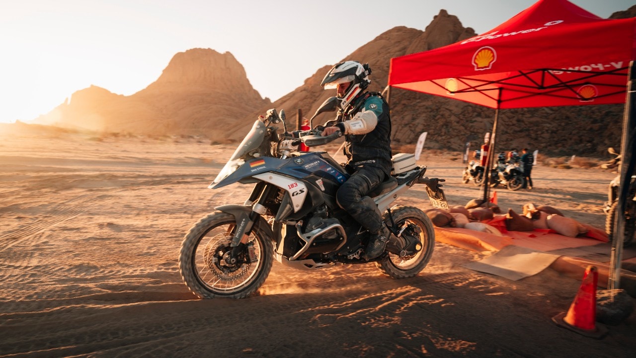 Een BMW-motortest met Shell Advance in de woestijn