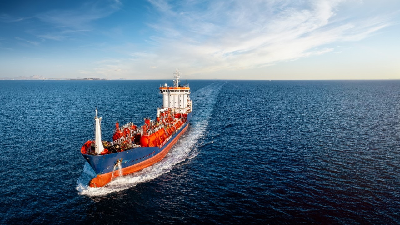Een tanker onderweg op zee.