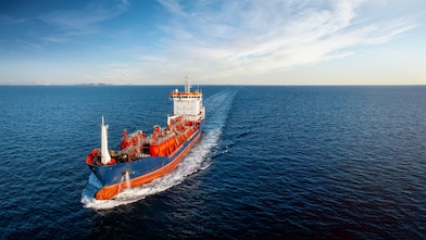 Een tanker onderweg op zee.