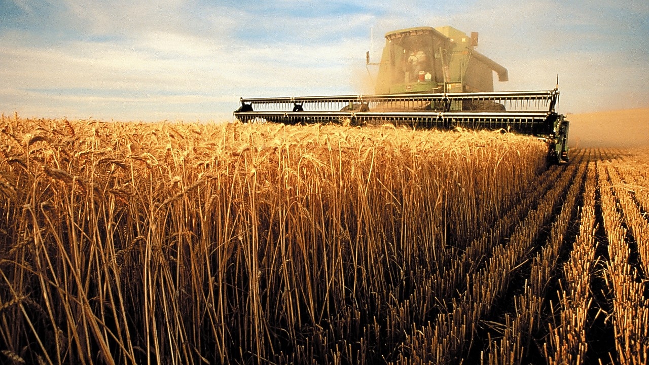 Een oogstmachine op het veld