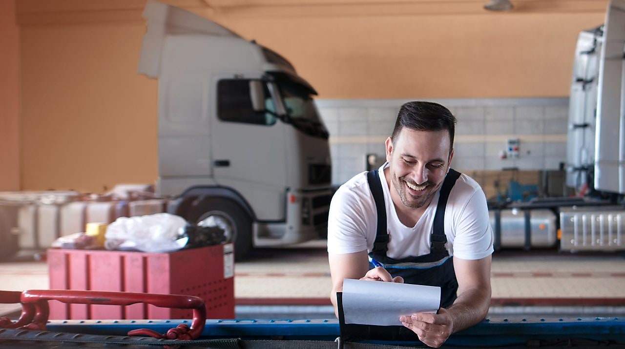 Een monteur in de vrachtwagenwerkplaats