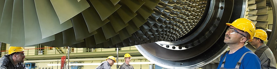 Ingenieurs die een turbine inspecteren
