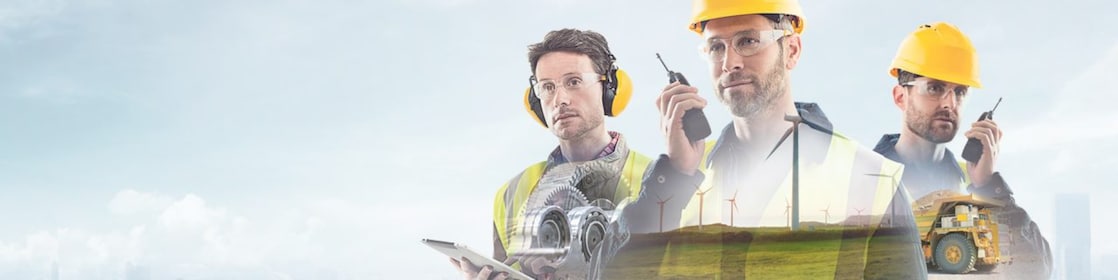 drie werknemers met walkietalkies en papieren, op de achtergrond blauwe lucht met witte wolken