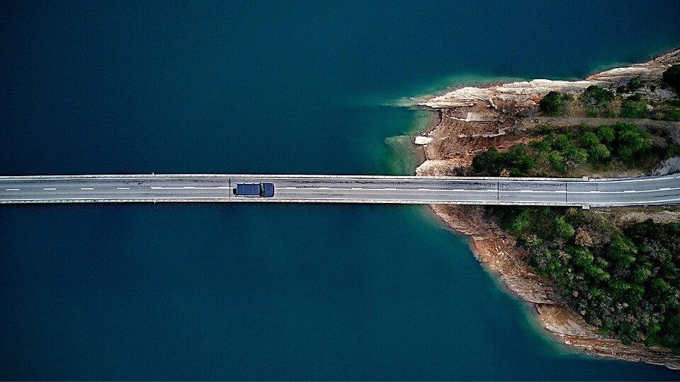 Afgelegen brug over een snelweg