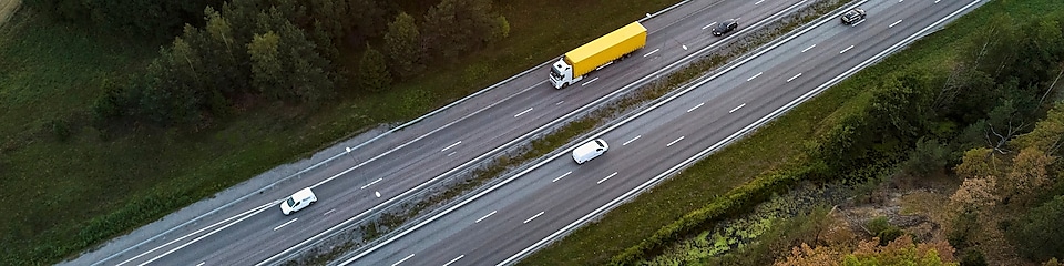 rollende vrachtwagen op autosnelwegen