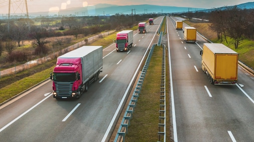 Vrachtwagens op een snelweg