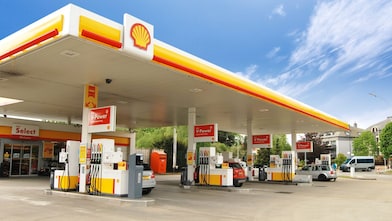 Shell station met blauwe lucht