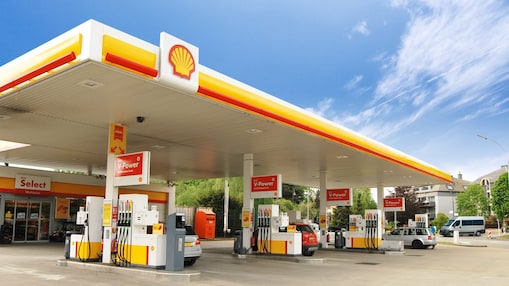 Shell station met blauwe lucht