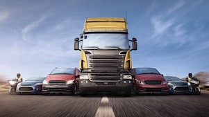 de mens te voegen euroShell kaart in de gokautomaat