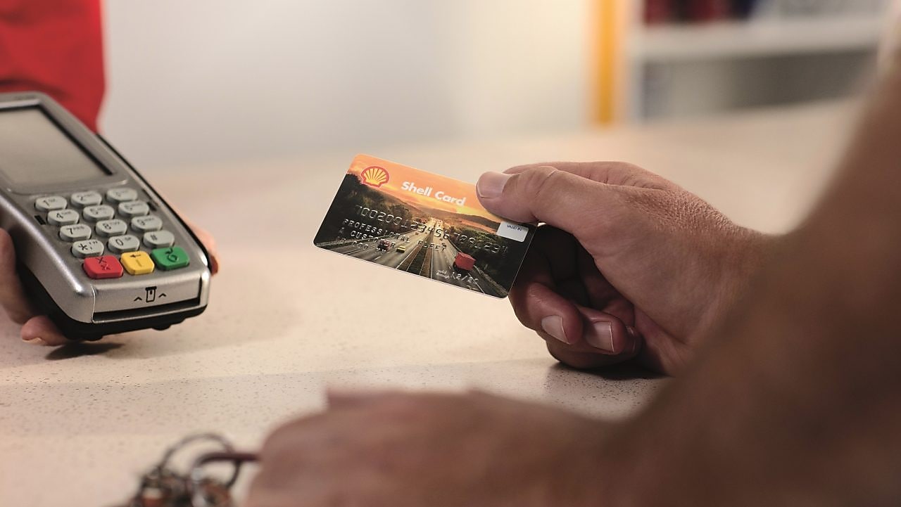 de mens te voegen euroShell kaart in de gokautomaat