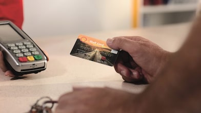 de mens te voegen euroShell kaart in de gokautomaat