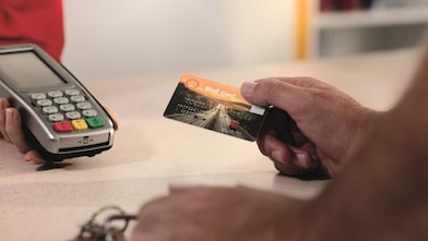 de mens te voegen euroShell kaart in de gokautomaat