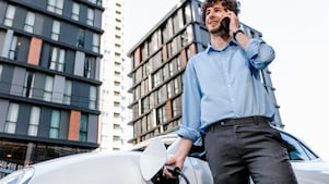 Een man bij een elektrische auto