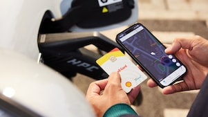 Hand met Shell Card en Shell Fleet App