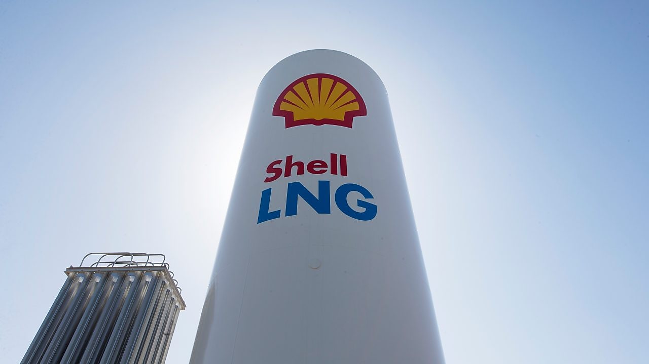 A large white tower with a Shell lng logo on the side,Shell Venster 2 2015-Cover LNG