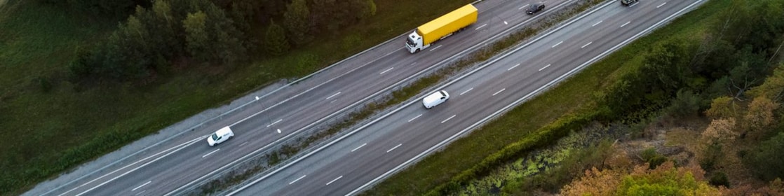 rollende vrachtwagen op autosnelwegen