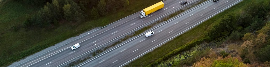 rollende vrachtwagen op autosnelwegen