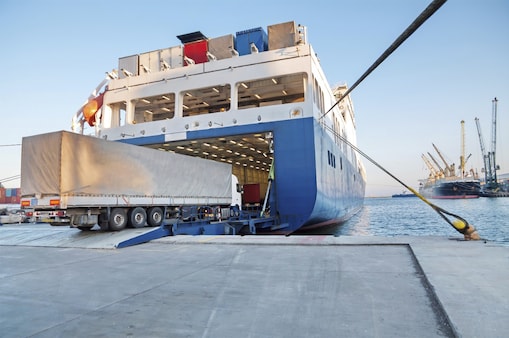 Vrachtwagen stapt in ferry