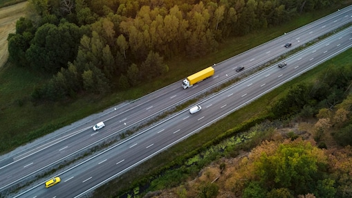 camion circulant sur autoroute