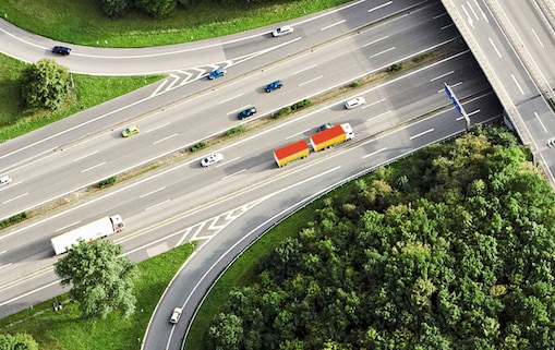 Auto's en trucks op een snelweg