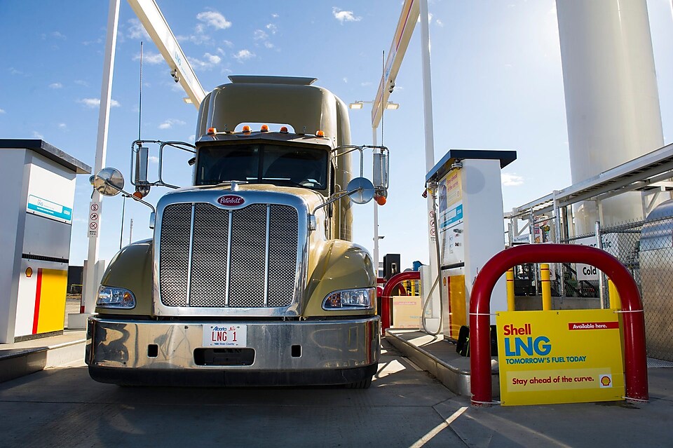 Een vrachtwagen die gaat tanken bij een LNG-tankstation van Shell