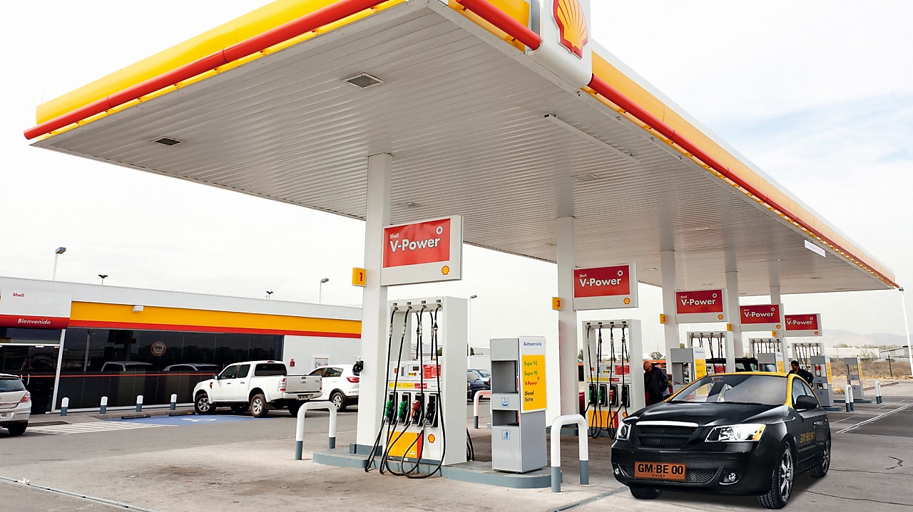 Een zwarte taxi tankt bij een Shell station