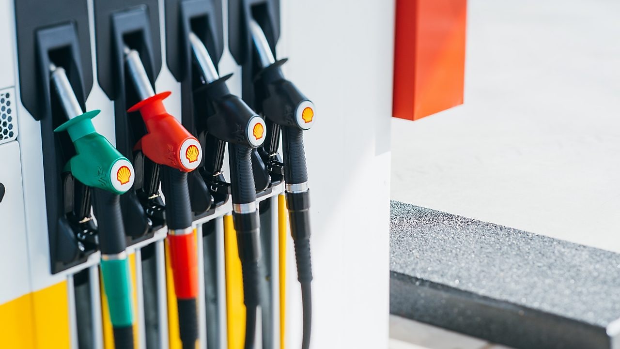 Shell pomp met slangen en nozzles