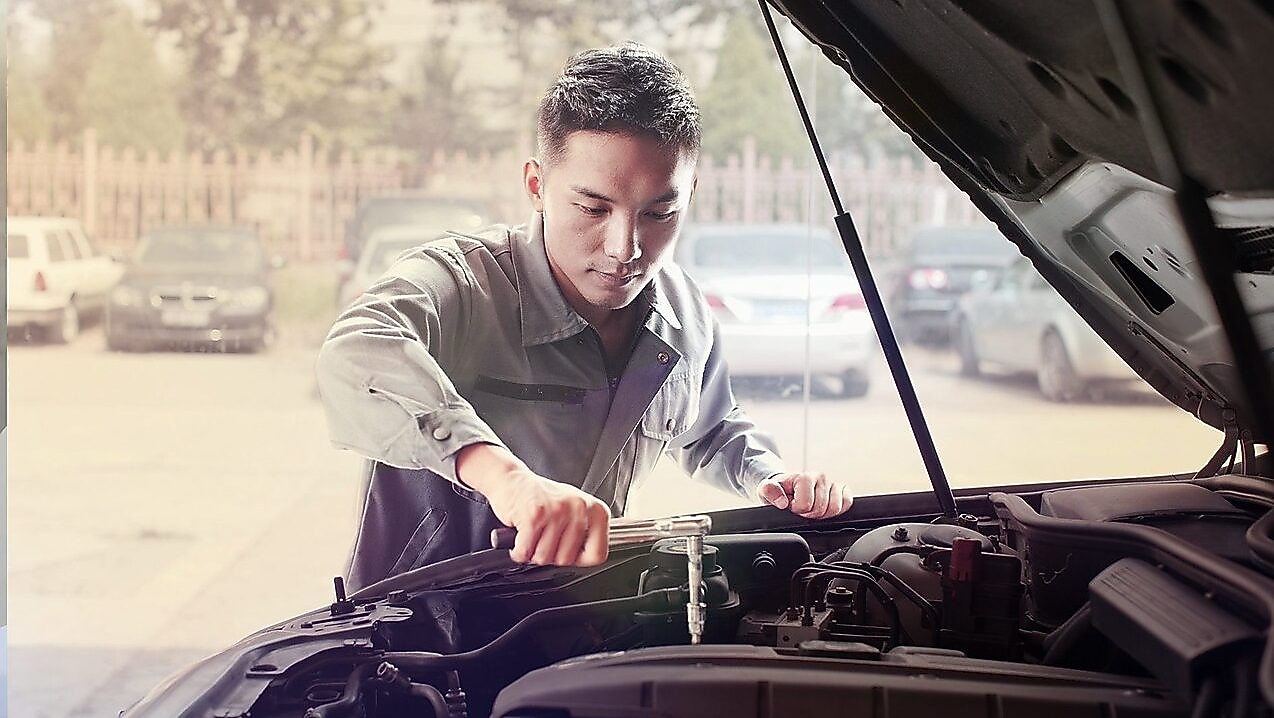 Garagist repareert een auto