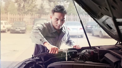 Garagist repareert een auto