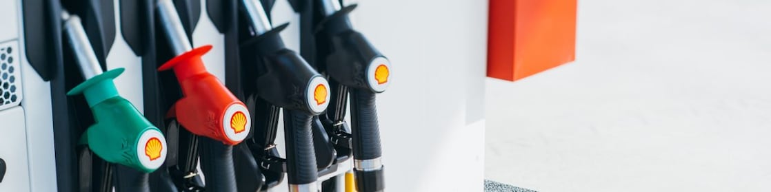 Shell pomp met slangen en nozzles