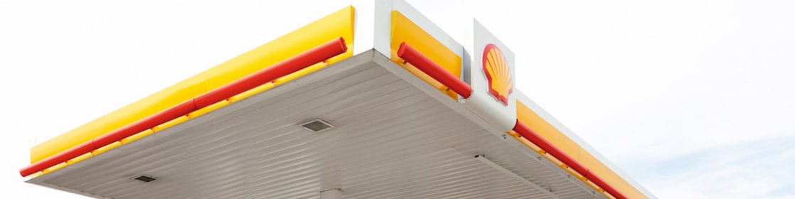 Een zwarte taxi tankt bij een Shell station