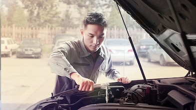 garagist repareert een auto