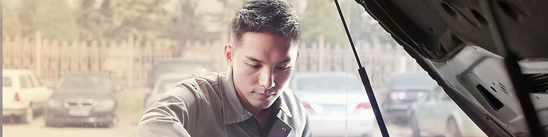 Garagist repareert een auto